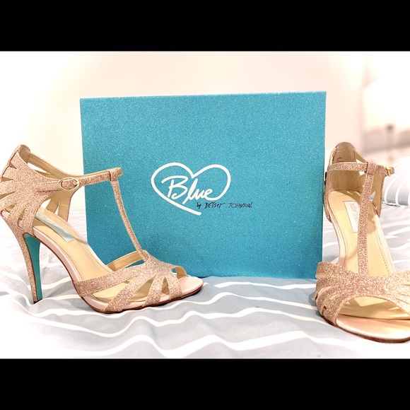 Blue by Betsey Johnson gold glitter tee sandal - Picture 1 of 4